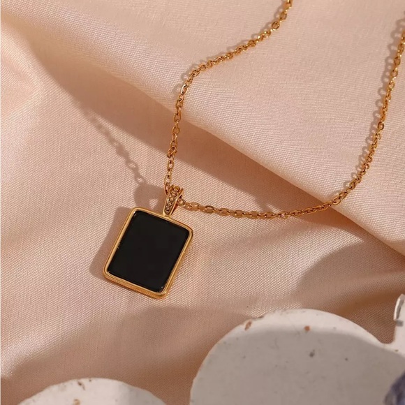 New Queen 18K Gold Black Square Pendant Necklace, nice Necklace, cute Necklace - Picture 5 of 7